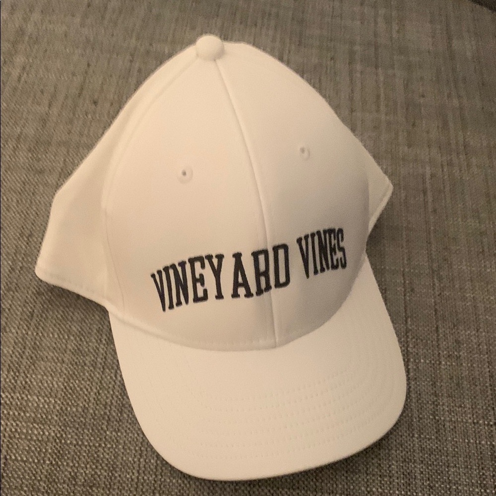 Vineyard Vines Classic White Men’s Performance Baseball Hat
